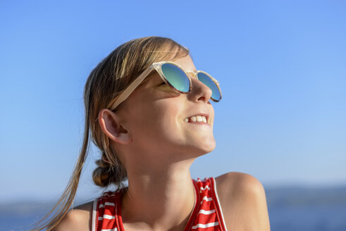 Kroatien, Lokva Rogoznica, Porträt eines sonnenbadenden Mädchens am Strand mit Sonnenbrille - BFRF01962
