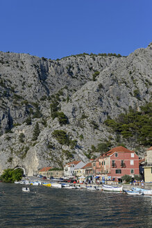 Kroatien, Dalmatien, Blick auf Omis am Fluss Cetina - BFRF01970