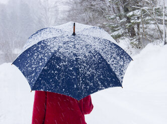 Frau mit Regenschirm im Schnee - WWF04790