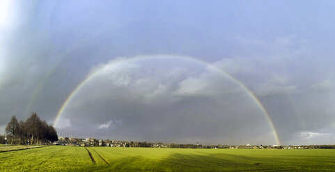 Regenbogen über dem Feld - FRF00792