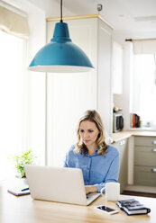 Frau mit Laptop bei der Arbeit zu Hause - HAPF02849