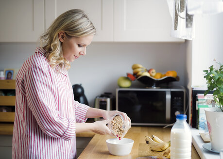 Frau bereitet Frühstück in der Küche zu Hause vor - HAPF02861