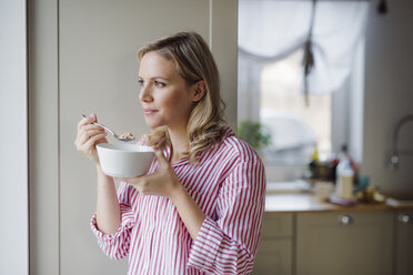 Frau beim morgendlichen Frühstück zu Hause - HAPF02862