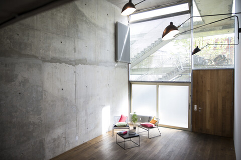 Sitzecke in einem Loft an einer Betonwand, lizenzfreies Stockfoto