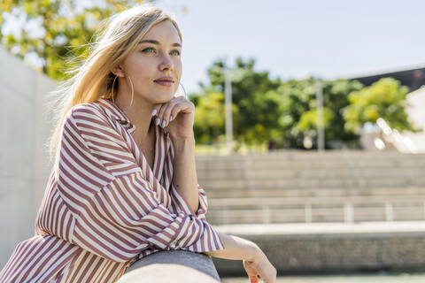 Porträt einer blonden jungen Frau mit Blick in die Ferne, lizenzfreies Stockfoto