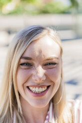 Portrait of laughing blond woman - GIOF05465