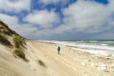 Dänemark, Jütland, Frau geht am Strand spazieren - UMF00877