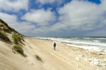 Denmark, Jutland, woman walking on the beach - UMF00877