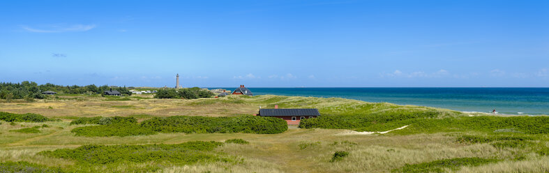 Dänemark, Jütland, Skagen, Grenen, Dünenlandschaft mit grauem Leuchtturm - UMF00891