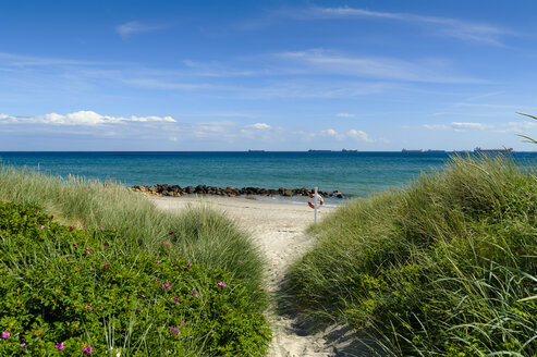 Dänemark, Jütland, Skagen, Grenen, Dünen, Strand und Schiffe auf dem Meer - UMF00895