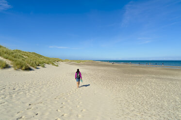 Dänemark, Jütland, Skagen, Grenen, Frau geht am Strand spazieren - UMF00901