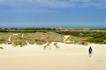 Dänemark, Jütland, Frau beim Wandern auf der Wanderdüne Rabjerg Mile - UMF00912