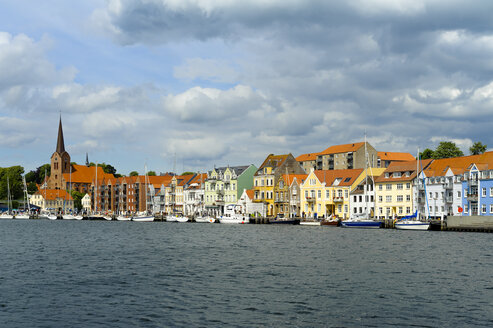 Dänemark, Jütland, Sonderborg, Blick auf den Stadthafen - UMF00914