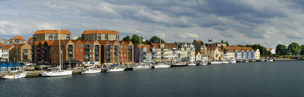 Dänemark, Jütland, Sonderborg, Blick auf den Stadthafen - UMF00915