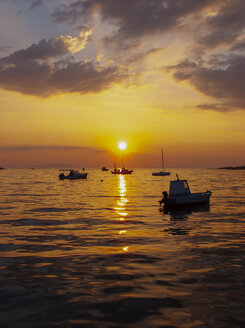 Kroatien, Kvarner-Golf, Insel Pag, Novalja, Fischerboote bei Sonnenuntergang - WWF04803