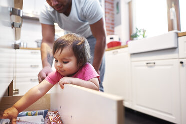 Kleines Mädchen hilft Vater in der Küche zu Hause - ABIF01104