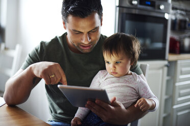 Vater und kleines Mädchen benutzen Tablet zu Hause - ABIF01121