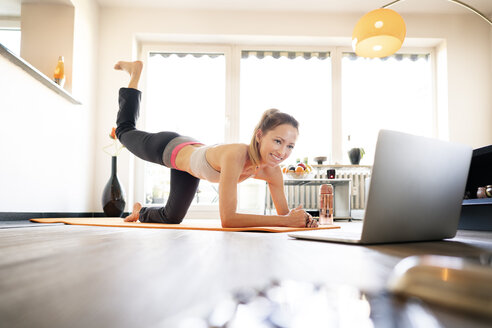 Ältere Frauen üben Yoga mit Online-Tutorial zu Hause - DMOF00088