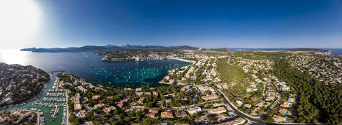 Spanien, Balearen, Mallorca, Region Calvia, Luftaufnahme von Santa Ponca, Yachthafen, Serra de Tramuntana im Hintergrund, lizenzfreies Stockfoto