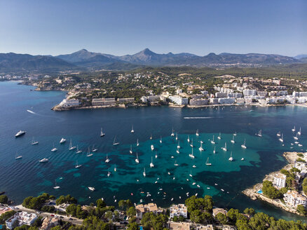 Spanien, Balearen, Mallorca, Region Calvia, Luftaufnahme von Santa Ponca, Yachthafen, Serra de Tramuntana im Hintergrund - AMF06653