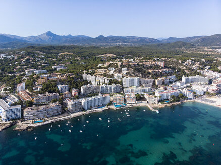 Spanien, Balearen, Mallorca, Region Calvia, Luftaufnahme von Santa Ponca, Yachthafen, Serra de Tramuntana im Hintergrund - AMF06655