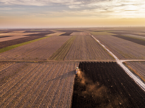 Serbien, Vojvodina: Traktor pflügt Feld am Abend, lizenzfreies Stockfoto