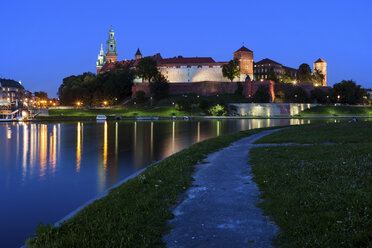 Poland, Krakow, Wawel Royal Castle at dusk, path along the Vistula River - ABOF00381