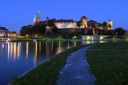 Polen, Krakau, Königsschloss Wawel in der Abenddämmerung, Weg entlang der Weichsel - ABOF00381