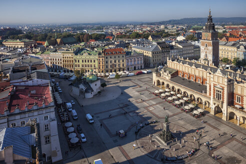 Polen, Krakau, Luftaufnahme über den Hauptplatz in der Altstadt - ABOF00382