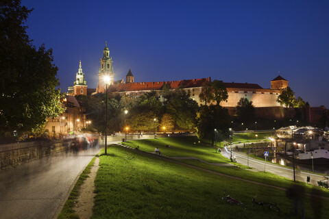 Polen, Krakau, Schloss Wawel bei Nacht beleuchtet, lizenzfreies Stockfoto