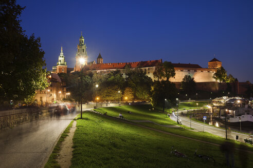 Polen, Krakau, Schloss Wawel bei Nacht beleuchtet - ABOF00385