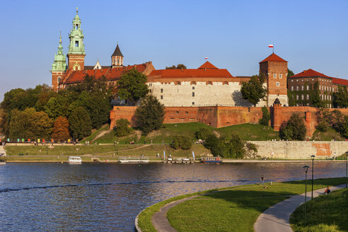 Polen, Krakau, Schloss Wawel auf dem Wawel-Hügel an der Weichsel - ABOF00387