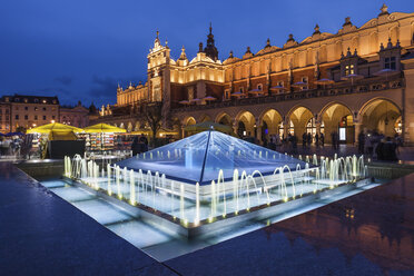 Polen, Krakau, Hauptplatz in der Altstadt bei Nacht, beleuchteter Springbrunnen und Tuchhalle - ABOF00388