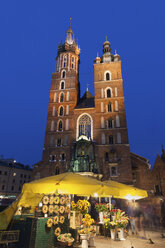 Polen, Krakau, Altstadt bei Nacht, Marienkirche bei Nacht und Blumenstand auf dem Hauptplatz - ABOF00389