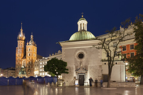 Polen, Krakau, Stadt bei Nacht, St. Adalbert Kirche und Marienbasilika in der Altstadt, lizenzfreies Stockfoto