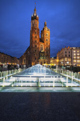 Polen, Krakau, Altstadt bei Nacht, beleuchtete Marienkirche und Springbrunnen - ABOF00392