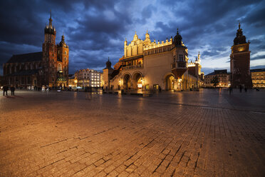 Polen, Krakau, Hauptplatz in der Altstadt in der Abenddämmerung mit Marienkirche, Tuchhalle und Rathausturm - ABOF00393