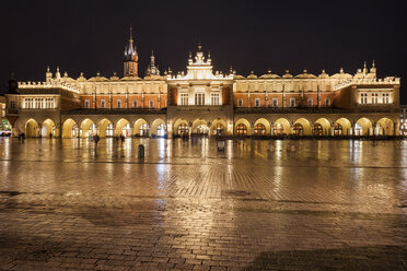 Poland, Krakow, Old Town, Cloth Hall illuminated at night on Main Square - ABOF00394