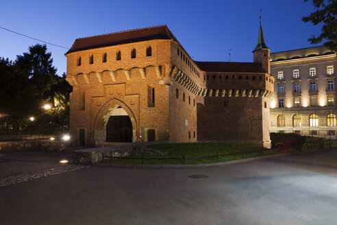 Polen, Krakau, Barbakan-Festung bei Nacht - ABOF00397