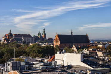 Poland, Krakow, historic city center cityscape with Wawel Castle and Holy Trinity Church - ABOF00399