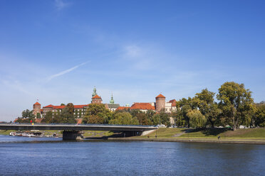 Polen, Krakau, Stadt von der Weichsel aus, Blick auf das Schloss Wawel - ABOF00401