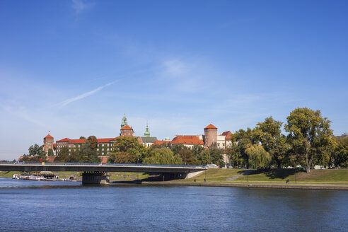 Polen, Krakau, Stadt von der Weichsel aus, Blick auf das Schloss Wawel - ABOF00401