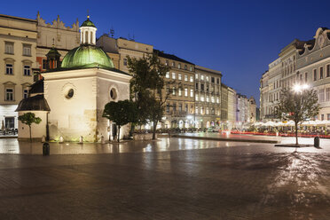 Poland, Krakow, city at night, Main Market Square in Old Town with St. Adalbert Church and historic tenement houses - ABOF00406