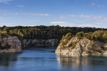 Polen, Krakau, Zakrzowek-Stausee, See und Felsen am alten Kalksteinbruch - ABOF00408