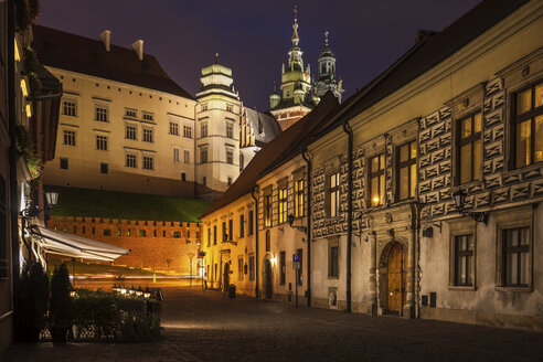 Polen, Krakau, Kanonicza Straße zum Schloss Wawel in der Altstadt bei Nacht - ABOF00409