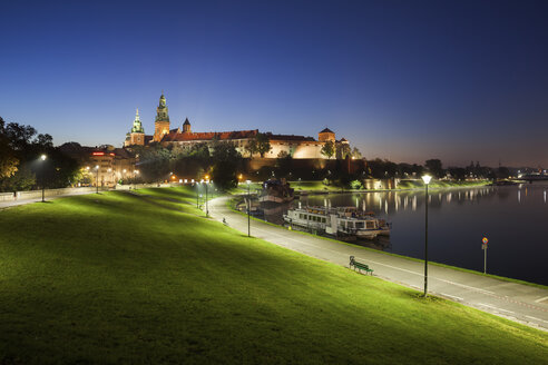 Polen, Krakau, Schloss Wawel, beschaulicher Abend am Weichselufer - ABOF00410