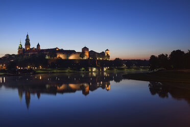 Poland, Krakow, Wawel Castle and Vistula River at twilight - ABOF00411