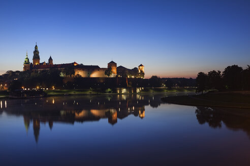 Polen, Krakau, Schloss Wawel und Weichsel in der Dämmerung - ABOF00411