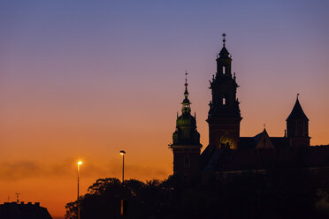 Polen, Krakau, Wawel Schloss und Kathedrale Silhouette gegen Dämmerung Himmel - ABOF00412