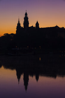 Polen, Krakau, Silhouette des Wawel-Schlosses und der Kathedrale in der Dämmerung, Spiegelung im Fluss Vistula - ABOF00413